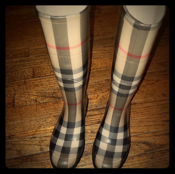 Boots were snug around calf area. - Picture 1 of 4
